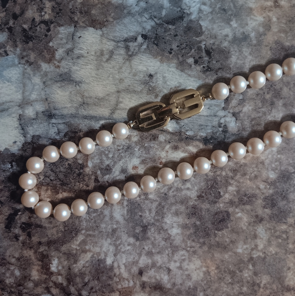 GIVENCHY Vintage 12" Faux Pearl Strand Gold-Tone Clasp - Picture 2 of 6